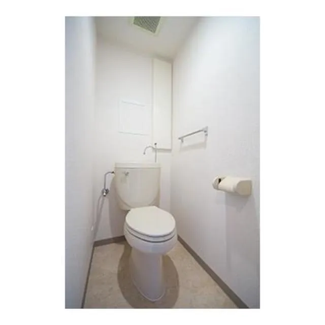 Lapyuta - Interior - ["Toilet seat", "Plumbing fixture", "Toilet"]