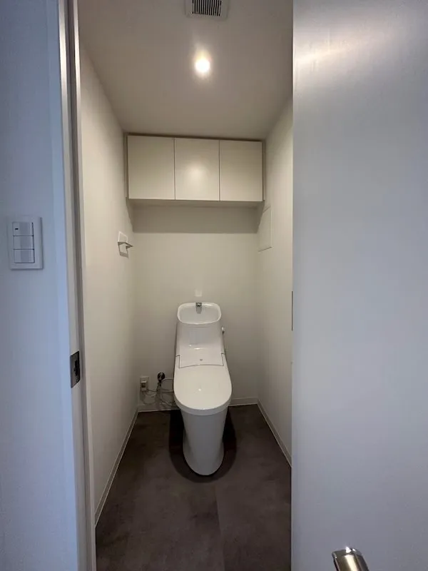 Gramercy Ebisu - Interior - ["Toilet", "Building", "Bathroom"]