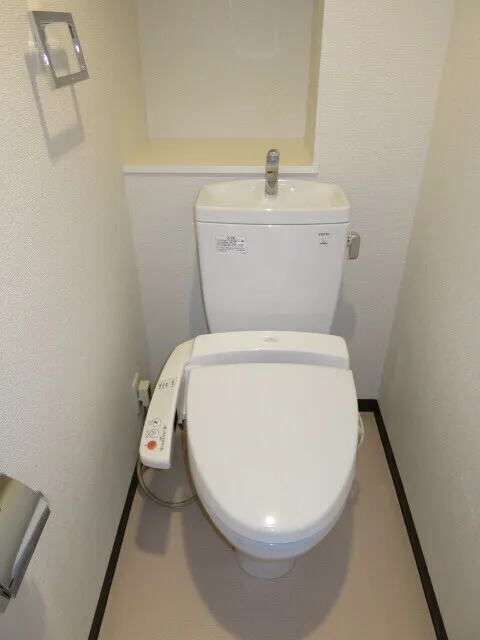 Due Itabashi - Interior - ["Toilet seat", "Plumbing fixture", "Toilet"]