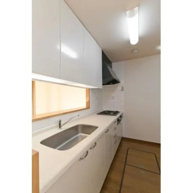 Meikyu Kan - Interior - ["Kitchen sink", "Tap", "Cabinetry"]