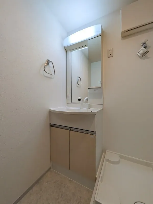 HJ Crown I - Interior - ["Plumbing fixture", "Flooring", "Sink"]