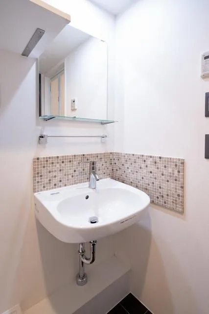 Grand Residence Meguro - Interior - ["Brown", "Mirror", "Tap"]