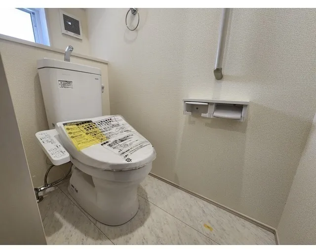 Kolet Yotsukaido Warabi - Interior - ["Toilet seat", "Toilet", "Plumbing fixture"]