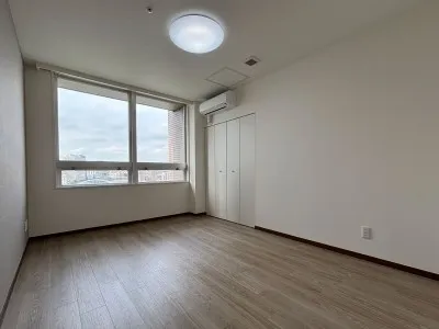 River City 21 East Towers II - Interior - ["Flooring", "Floor", "Wood"]