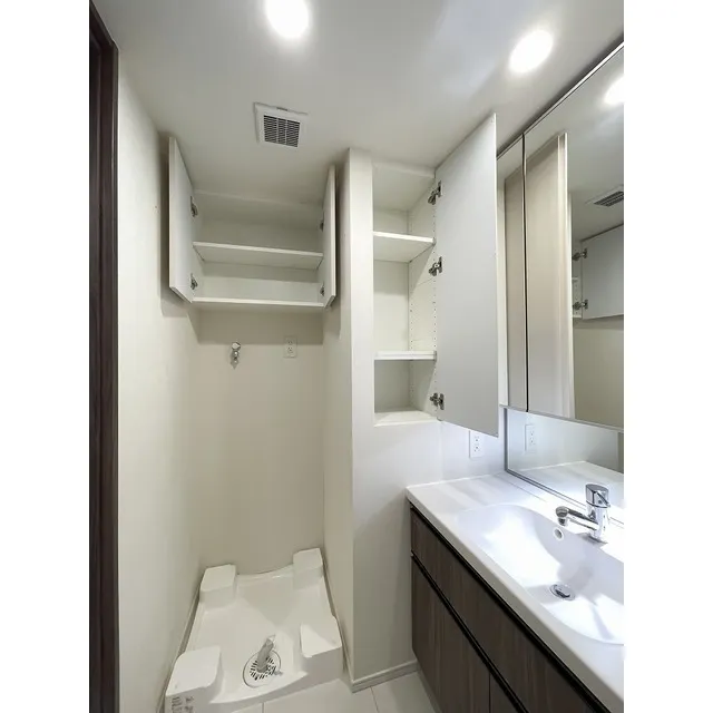 Comforia Kitazawa - Interior - ["Mirror", "Tap", "Bathroom sink"]