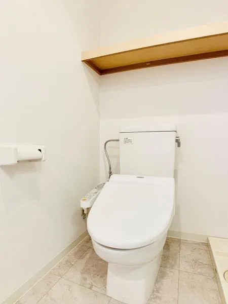 Bregrace Sangubashi - Interior - ["Toilet seat", "Toilet", "Bathroom"]