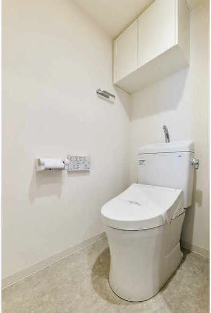 V-Style Iriya - Interior - ["Toilet seat", "Plumbing fixture", "Toilet"]