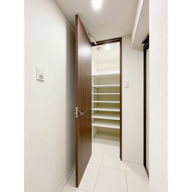 Latiera Ryogoku - Interior - ["Building", "Fixture", "Door"]