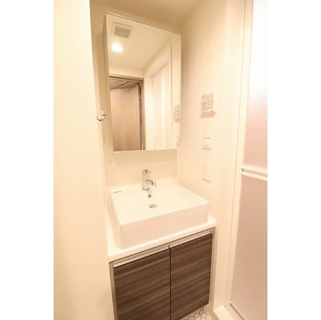 Well Square Ism Komagome - Interior - ["Mirror", "Tap", "Bathroom cabinet"]