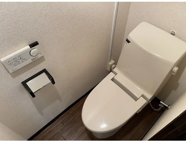 Pilot House Kita Shinjuku - Interior - ["Toilet seat", "Toilet", "Plumbing fixture"]