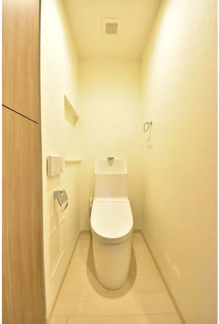 Composite Togoshi Park - Interior - ["Toilet seat", "Toilet", "Flooring"]
