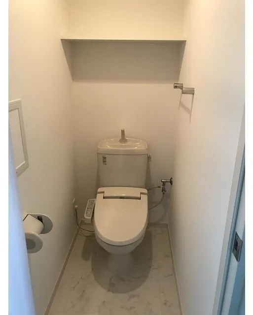 CHARMANT CLASSIC - Interior - ["Toilet seat", "Toilet", "Plumbing fixture"]