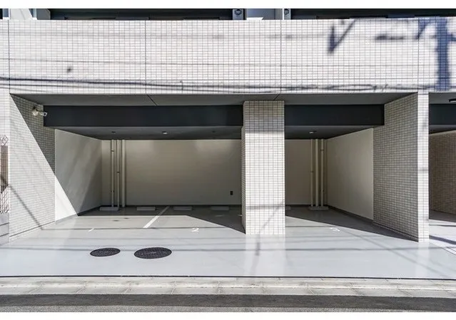 Grand Casa Oji II - Other - ["Composite material", "Concrete", "Silver"]