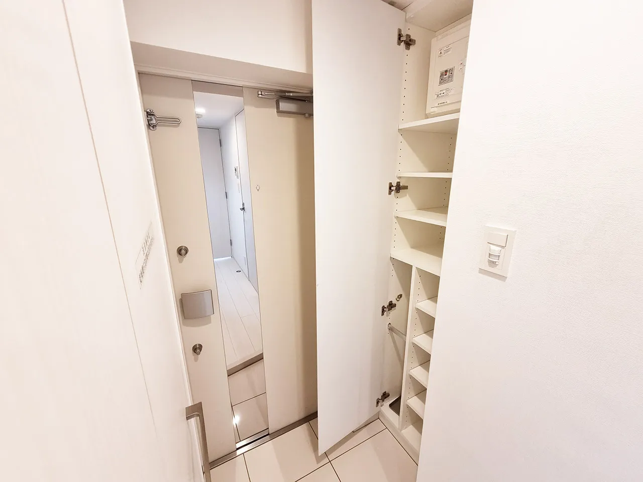 Mynavi Stay Osaki 2 - Interior - ["Flooring", "Wood", "Floor"]