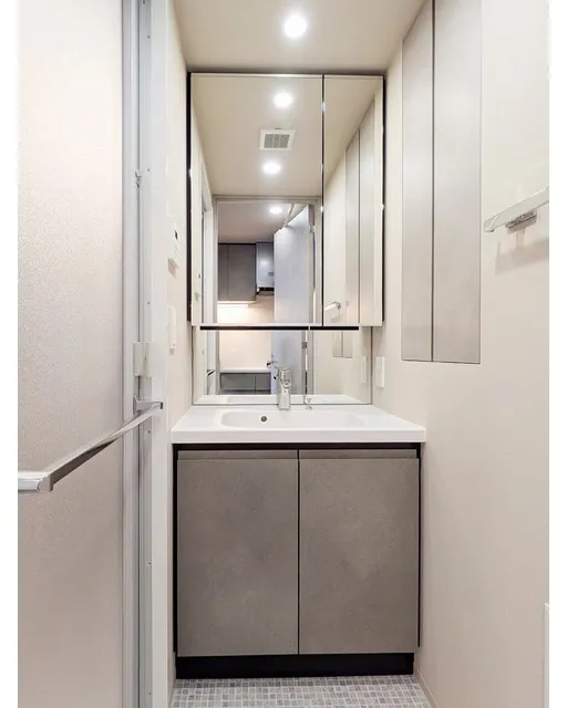 Baus Flats Kuramae - Interior - ["Flooring", "Floor", "Plumbing fixture"]