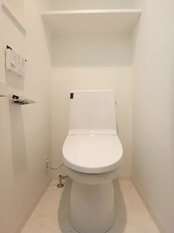Serenity Court Toranomon - Interior - ["Toilet seat", "Toilet", "Flooring"]