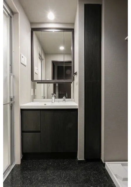 Lien Gotenyama - Interior - ["Mirror", "Sink", "Cabinetry"]