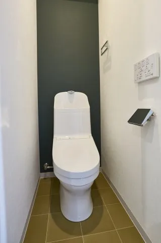 Arika Hikifune II - Interior - ["Toilet seat", "Toilet", "Flooring"]