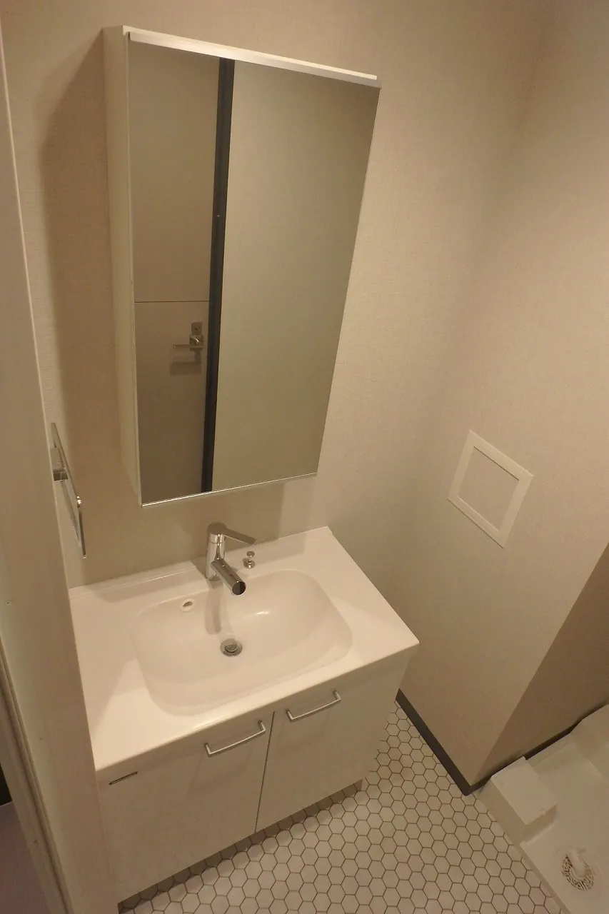 Open Bloom Higashimukojima - Interior - ["Mirror", "Bathroom sink", "Sink"]