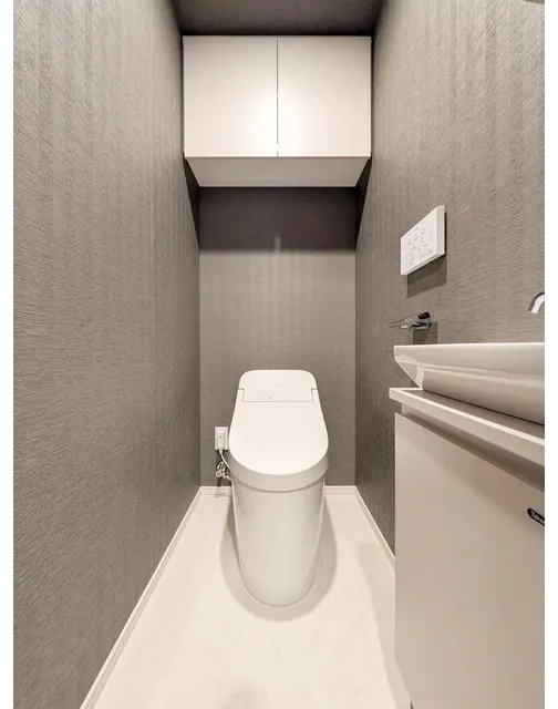 Due Fuchu I - Interior - ["Toilet seat", "Flooring", "Toilet"]