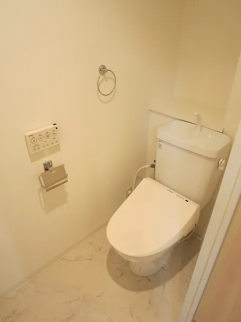 Doue Shinkawa - Interior - ["Toilet seat", "Toilet", "Bathroom"]