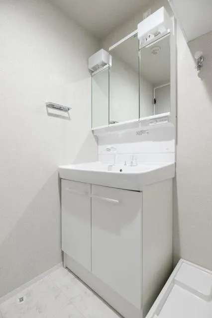 Zweite Kotake Mukaihara - Interior - ["Mirror", "Tap", "Plumbing fixture"]