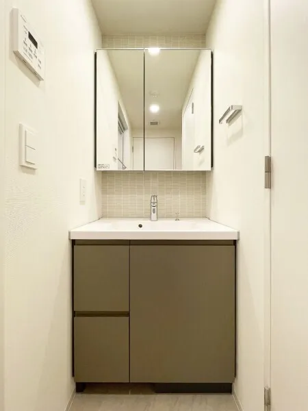 Brillia Ist Asakusa - Interior - ["Flooring", "Floor", "Bathroom cabinet"]