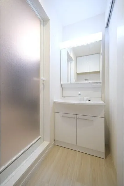 ONE ROOF FLAT TOGOSHI - Interior - ["Bathroom cabinet", "Cabinetry", "Mirror"]