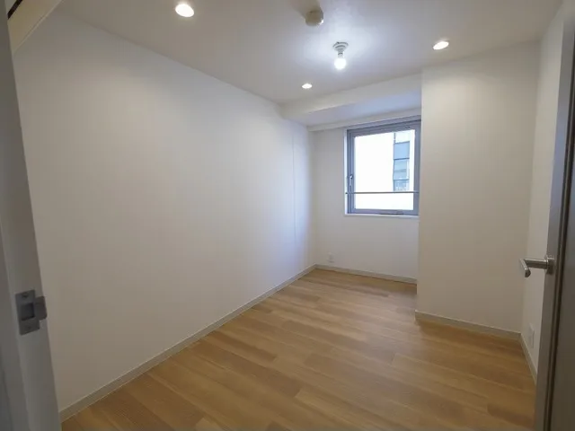 LOOP-M - Interior - ["Property", "Window", "Building"]