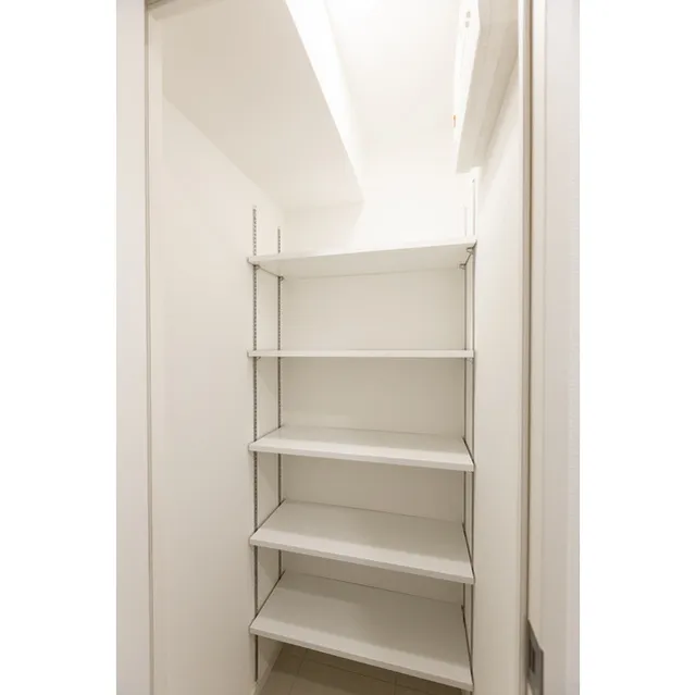 Century Oyamadai Grace - Interior - ["Shelf", "Building", "Bookcase"]