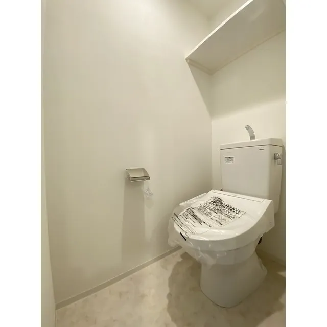 LIBR GRANT Haneda - Interior - ["Building", "Toilet", "Plumbing fixture"]