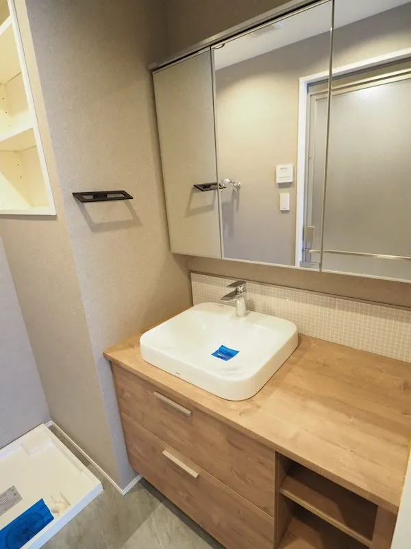 Residia Shinjuku East Ⅱ - Interior - ["Bathroom Sink", "Flooring", "Bathroom cabinet"]