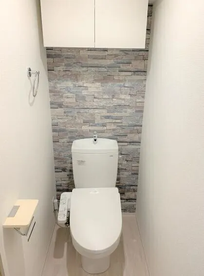 Serenite Fran Umeda - Interior - ["Toilet seat", "Toilet", "Wall"]