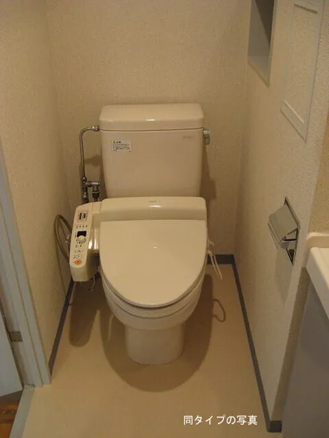 Comforia Oyama - Interior - ["Toilet seat", "Toilet", "Plumbing fixture"]