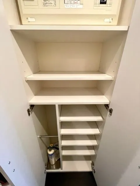 Residia Tsukishima II - Interior - ["Shelf", "Stairs", "Shelving"]