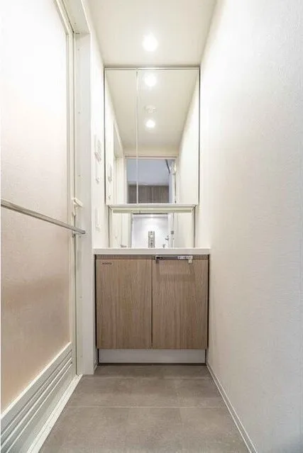 LUMIEC HONCHO EAST - Interior - ["Flooring", "Floor", "Ceiling"]