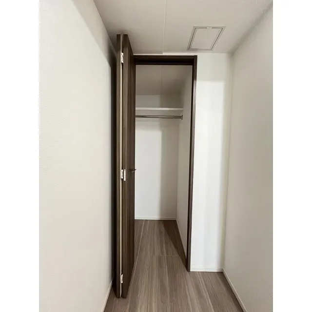 Comforia Live Kiba - Interior - ["Building", "Fixture", "Door"]