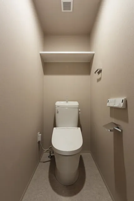 El Sereno Yokohama - Interior - ["Toilet seat", "Toilet", "Flooring"]