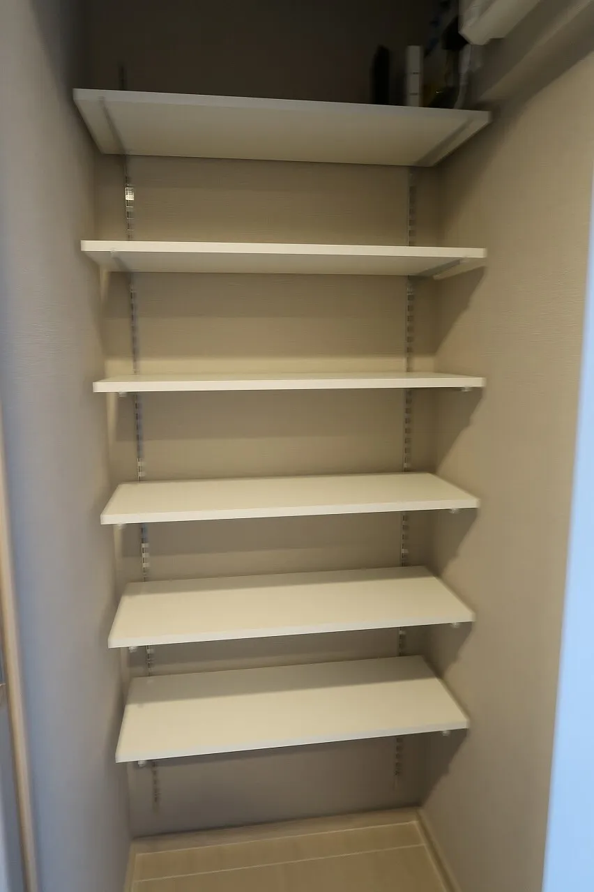 Laurel Tower Renai Hamamatsucho - Interior - ["Shelf", "Shelving", "Wood"]