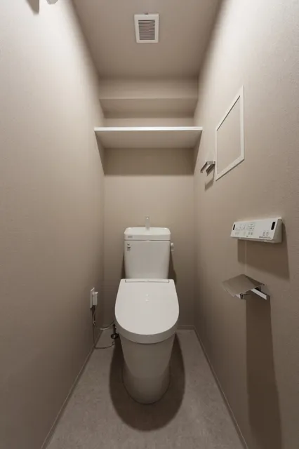El Sereno Yokohama - Interior - ["Toilet seat", "Toilet", "Flooring"]