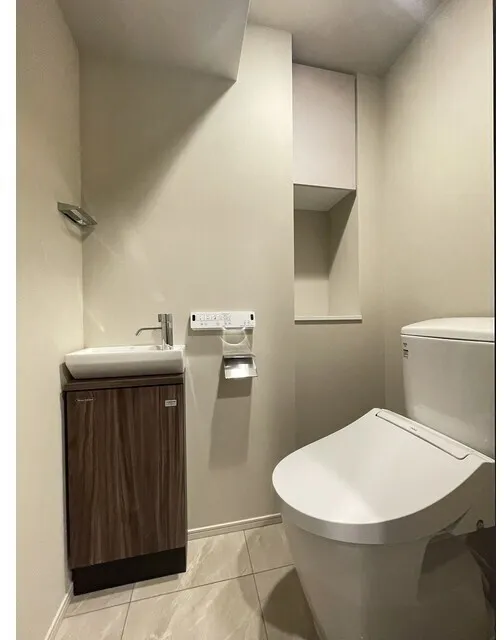 Lefon Progre Hongo 3-Chome - Interior - ["Plumbing fixture", "Flooring", "Toilet seat"]
