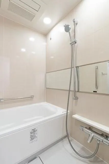 Park Axis Akasakamitsuke - Interior - ["Bathtub", "Plumbing fixture", "Shower head"]
