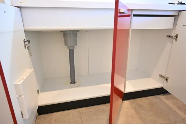 Chez Toi Shirokanedai - Interior - ["Red", "Flooring", "Shelving"]