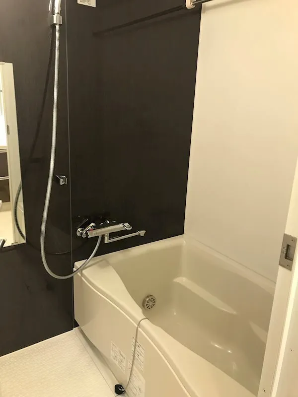 Residia Nakaochiai - Interior - ["Plumbing fixture", "Bathtub", "Flooring"]