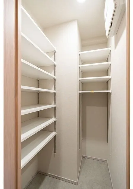 Livio Maison Asakusa Kaminarimon - Interior - ["Wood", "Flooring", "Shelf"]