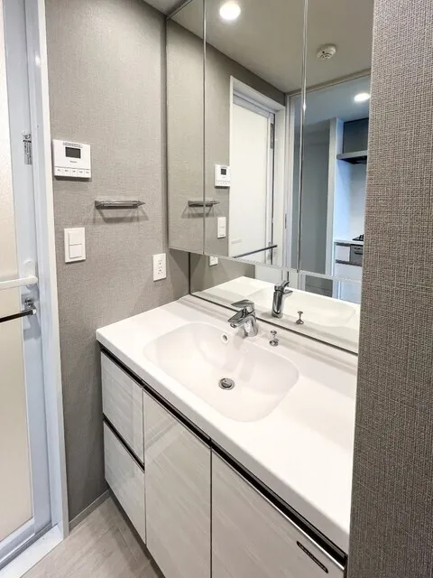 Royal Parks Ariake - Interior - ["Flooring", "Floor", "Bathroom cabinet"]