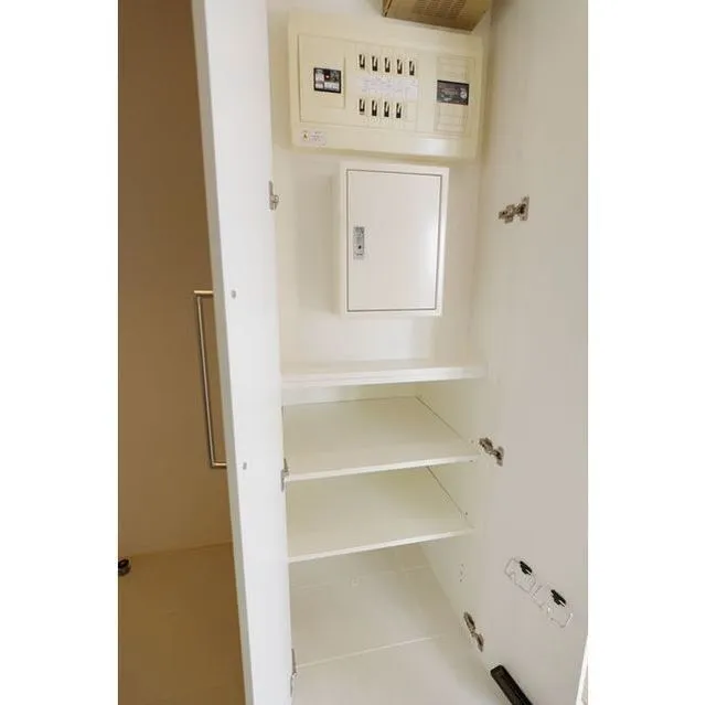 Frontier Residence The Tower Shinagawa - Interior - ["Furniture", "Cabinetry", "Shelf"]