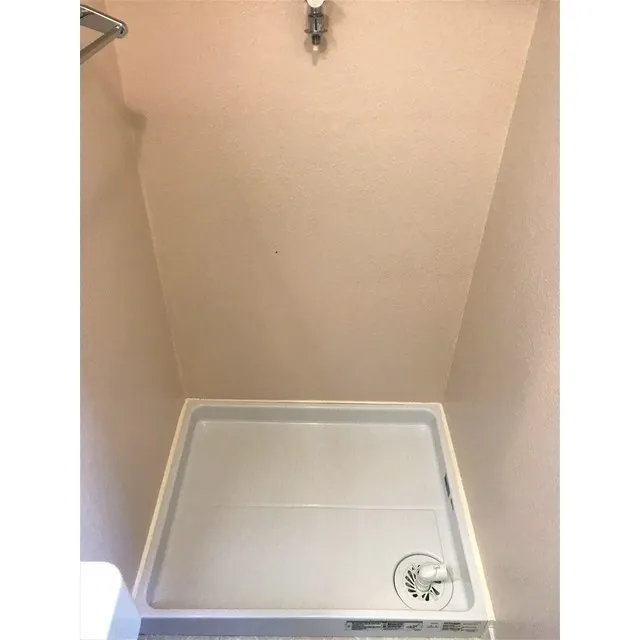 Ichigaya Kagacho Apartment Building D - Interior - ["Ceiling", "Room", "Plumbing fixture"]