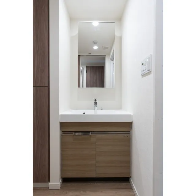 RJR Precia Chidori - Interior - ["Mirror", "Tap", "Bathroom cabinet"]