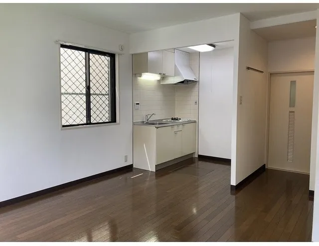 Twin Coat - Interior - ["Window", "Cabinetry", "Fixture"]